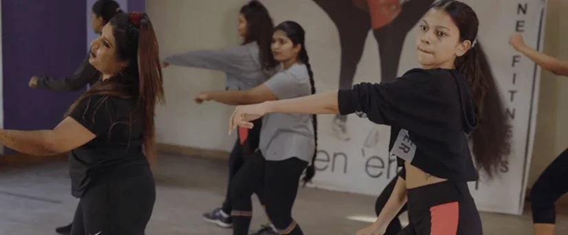 A group moving together in a Figurine studio class